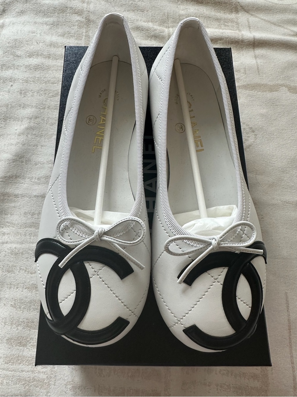 Chanel 26M CoCo Beach Cambon Ballet Flats White with Black CC Logo Size 37